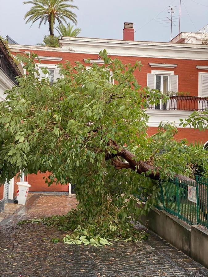 Отель B-Montedidio Неаполь Экстерьер фото